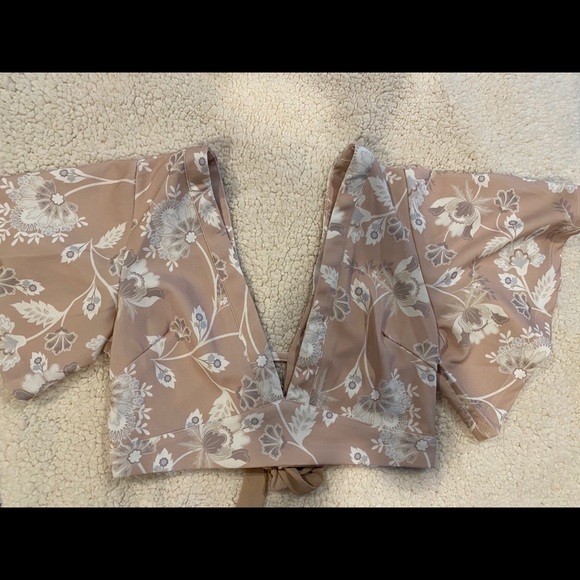 Deep V floral crop top with tie back - Picture 1 of 5